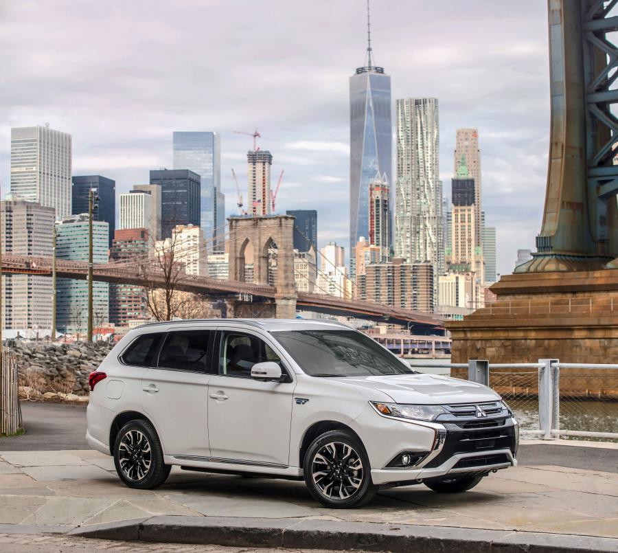  Mitsubishi Outlander PHEV 2017 года  (NA) (фото 2 из 70)